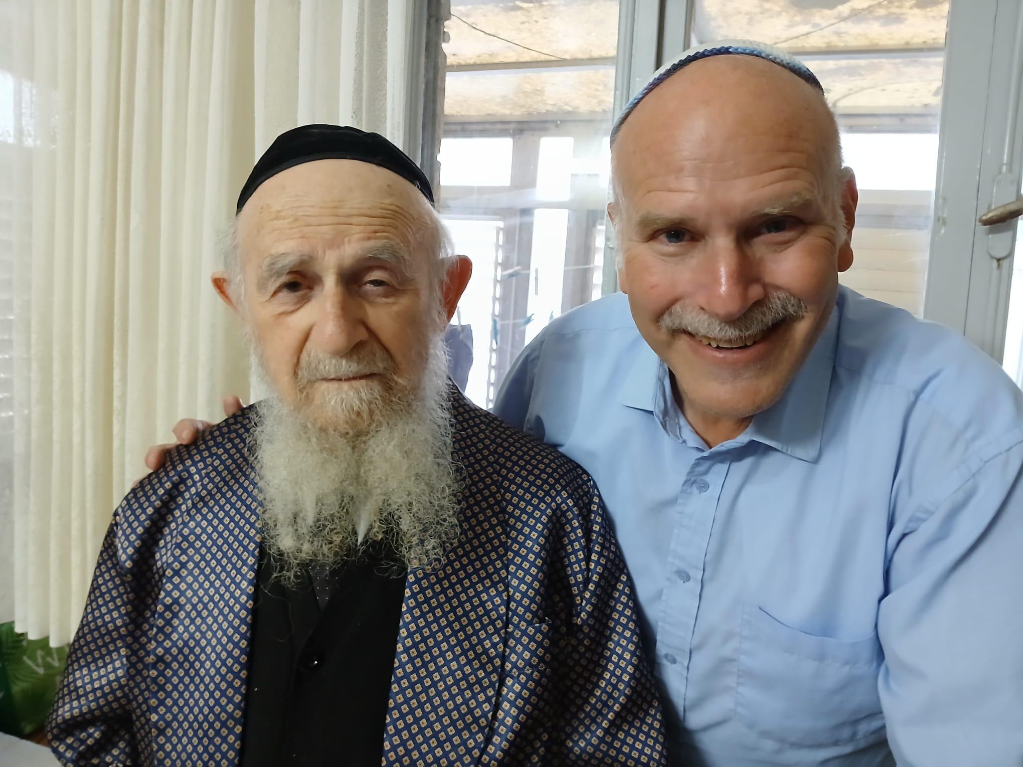 We Must Not Forget: Autobiographies of 100 Holocaust Survivors